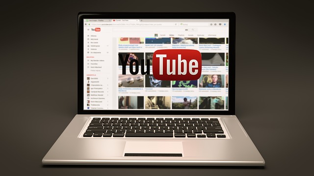 Notebook s spusteným YouTube.jpg